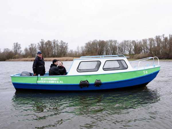 Classic boat on the water | watersport-botenverhuur