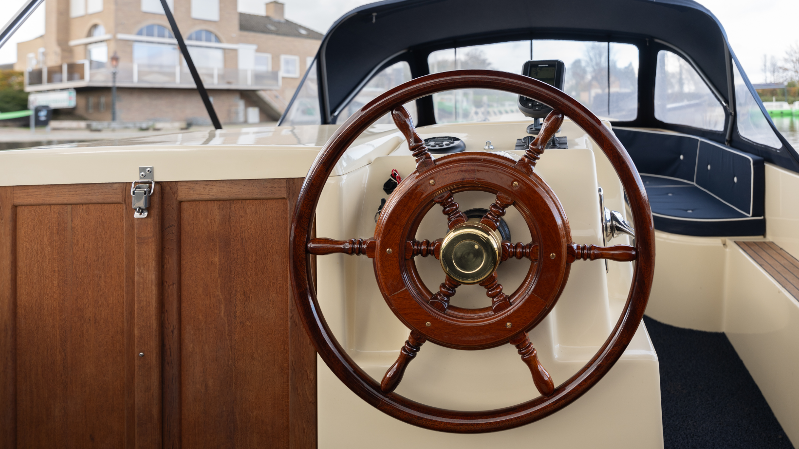 Luxe sloep 8 personen huren voor de Biesbosch